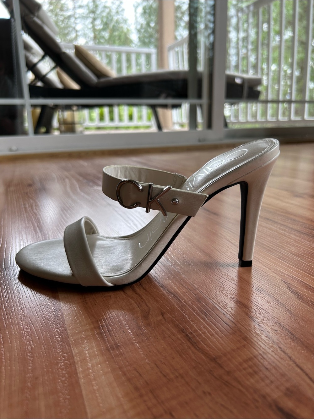 Calvin Klein Strapped Heels in White Women’s Size 8 Classic Cute Basic Feminine